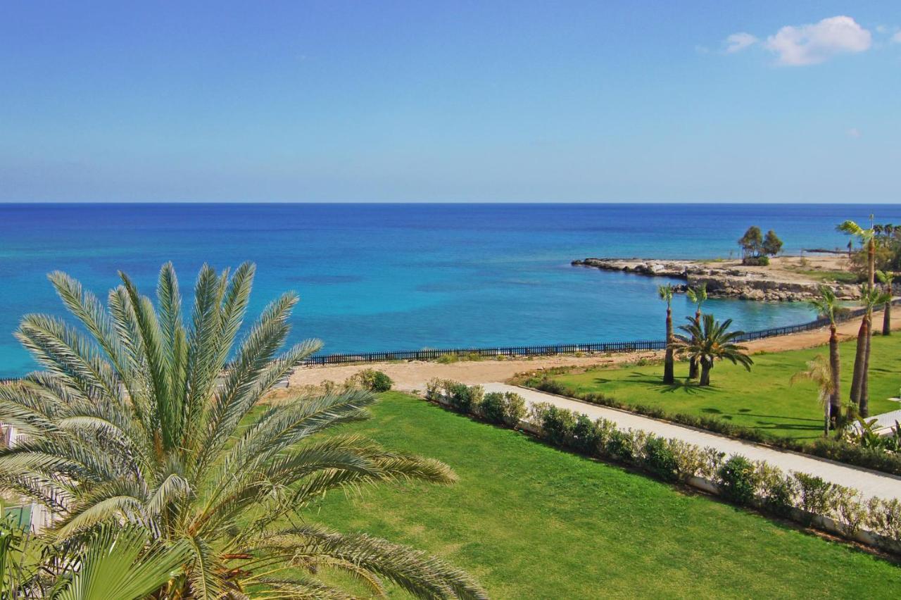 Lucile - Coralli Beachfront Apartment Paralimni Bagian luar foto