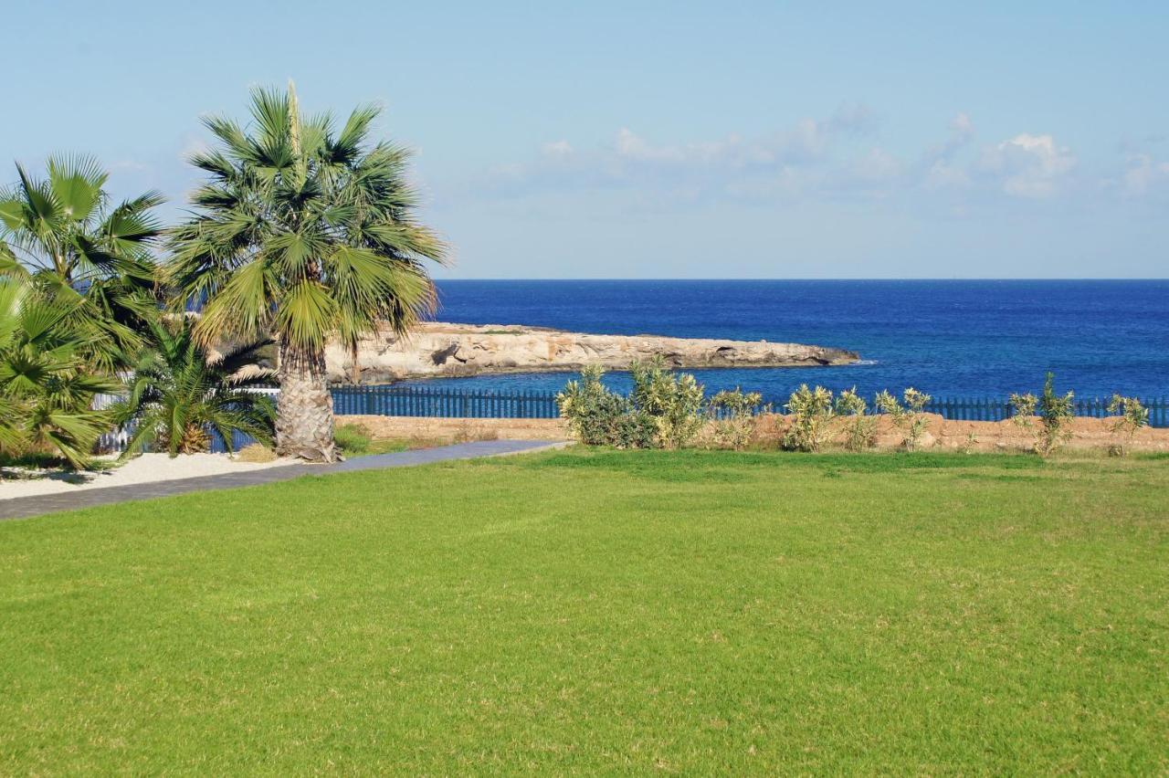 Lucile - Coralli Beachfront Apartment Paralimni Bagian luar foto