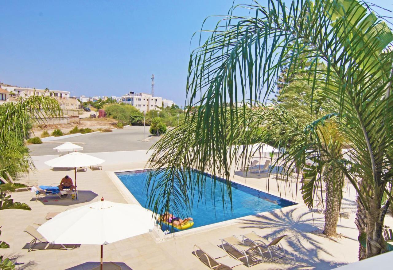 Lucile - Coralli Beachfront Apartment Paralimni Bagian luar foto