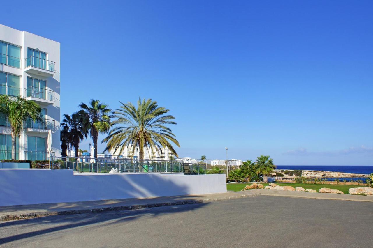 Lucile - Coralli Beachfront Apartment Paralimni Bagian luar foto