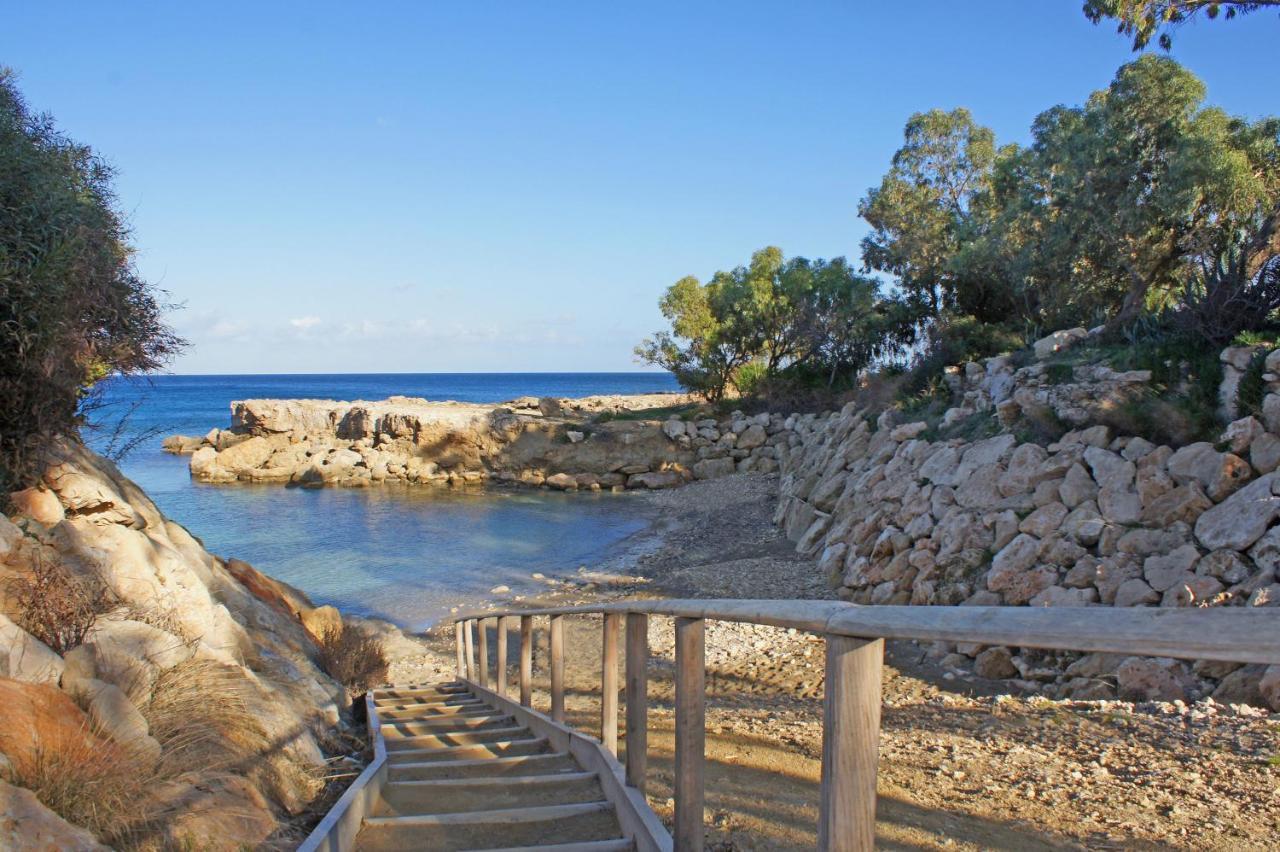 Lucile - Coralli Beachfront Apartment Paralimni Bagian luar foto