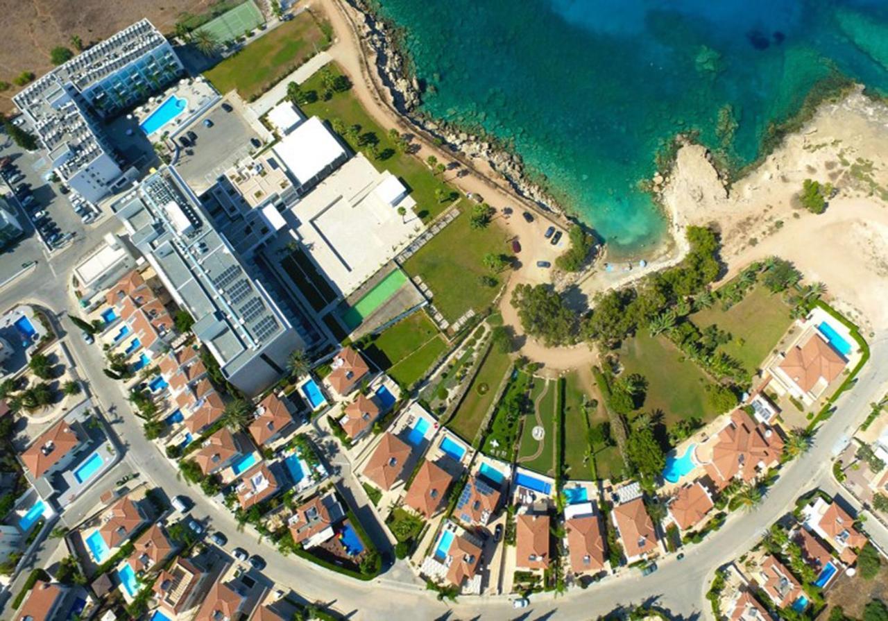 Lucile - Coralli Beachfront Apartment Paralimni Bagian luar foto