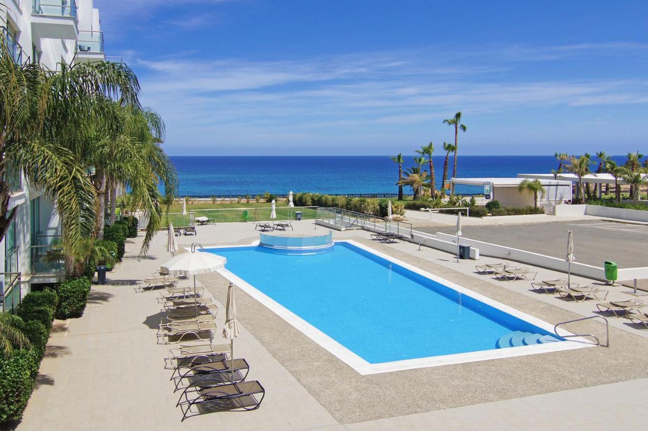Lucile - Coralli Beachfront Apartment Paralimni Bagian luar foto