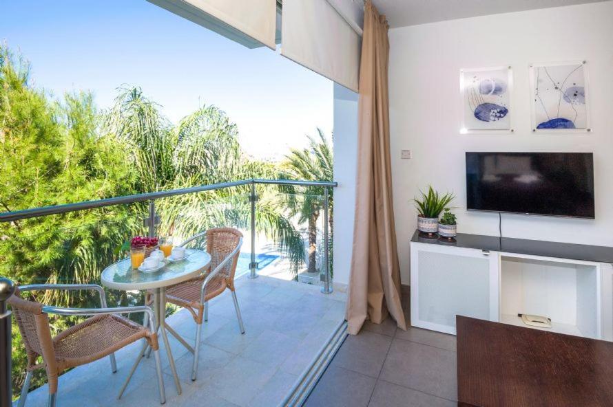 Lucile - Coralli Beachfront Apartment Paralimni Bagian luar foto
