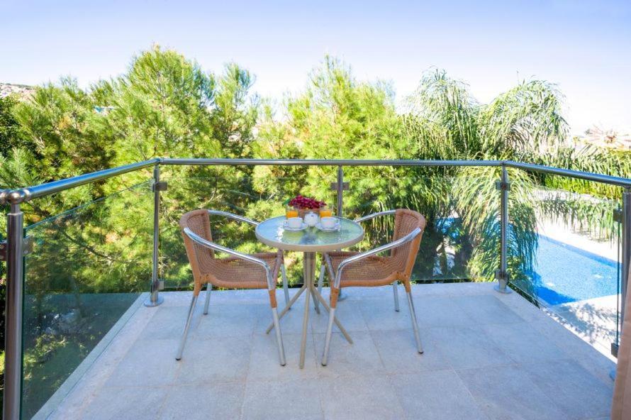 Lucile - Coralli Beachfront Apartment Paralimni Bagian luar foto