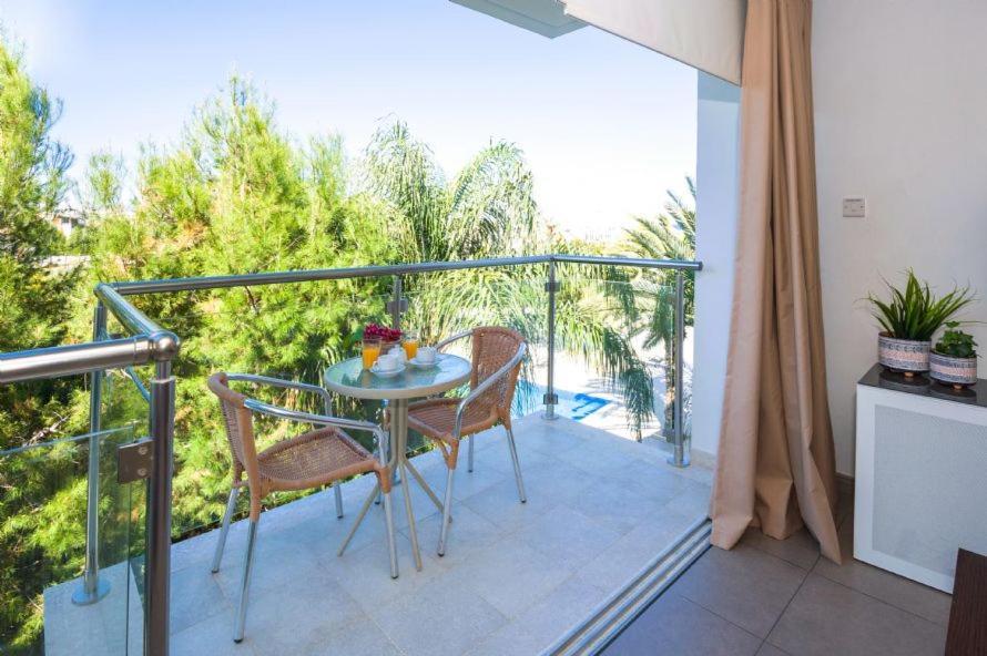 Lucile - Coralli Beachfront Apartment Paralimni Bagian luar foto