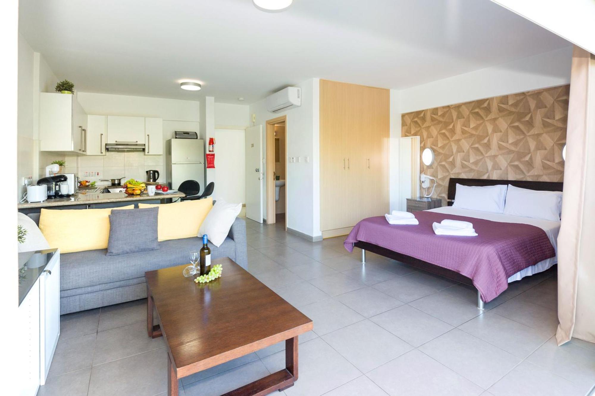 Lucile - Coralli Beachfront Apartment Paralimni Bagian luar foto