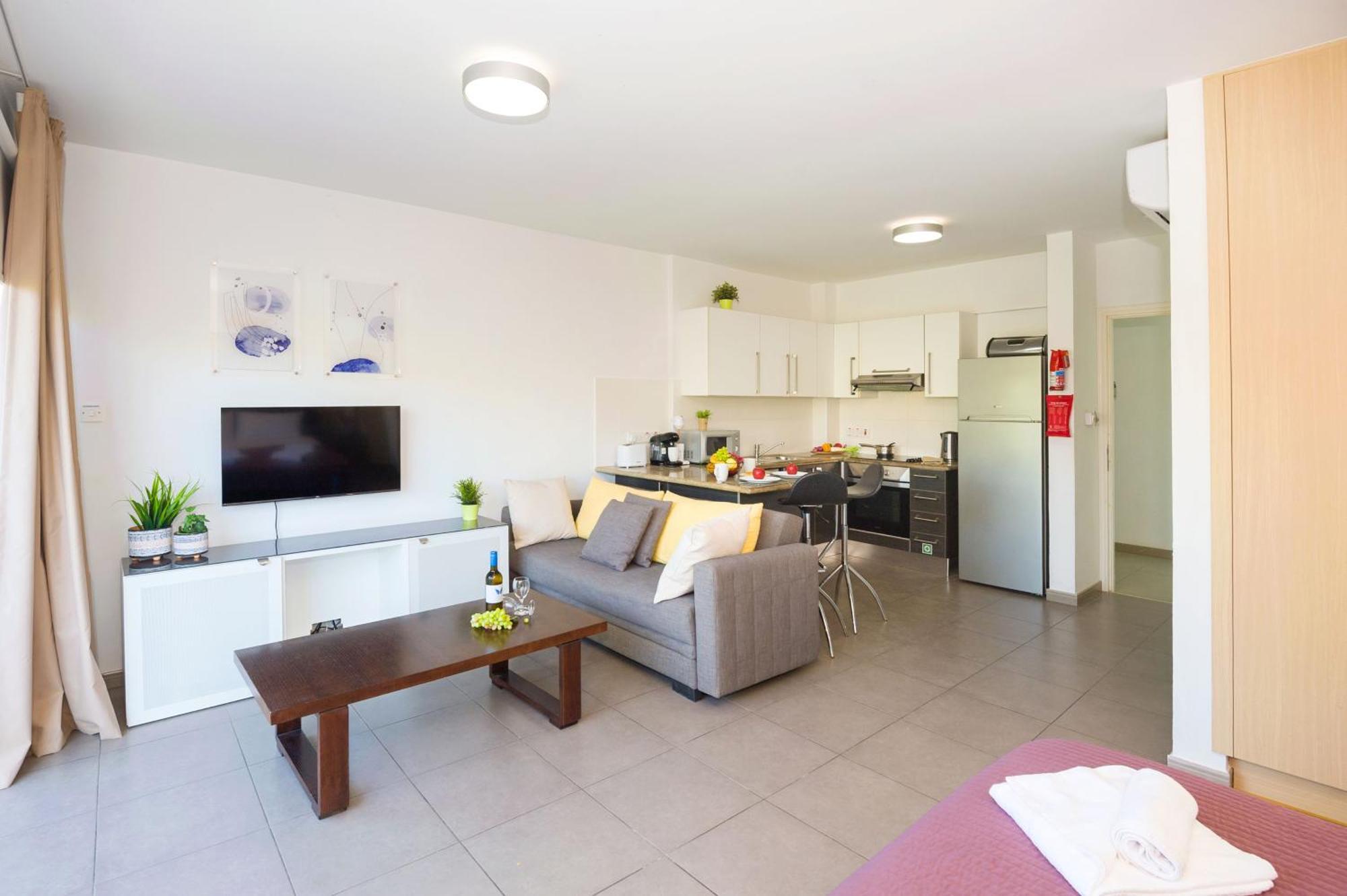 Lucile - Coralli Beachfront Apartment Paralimni Bagian luar foto