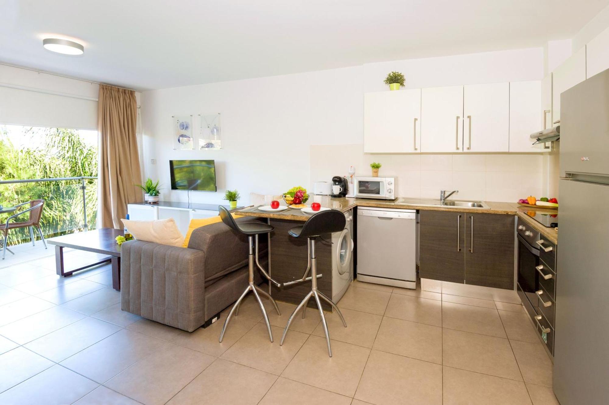 Lucile - Coralli Beachfront Apartment Paralimni Bagian luar foto