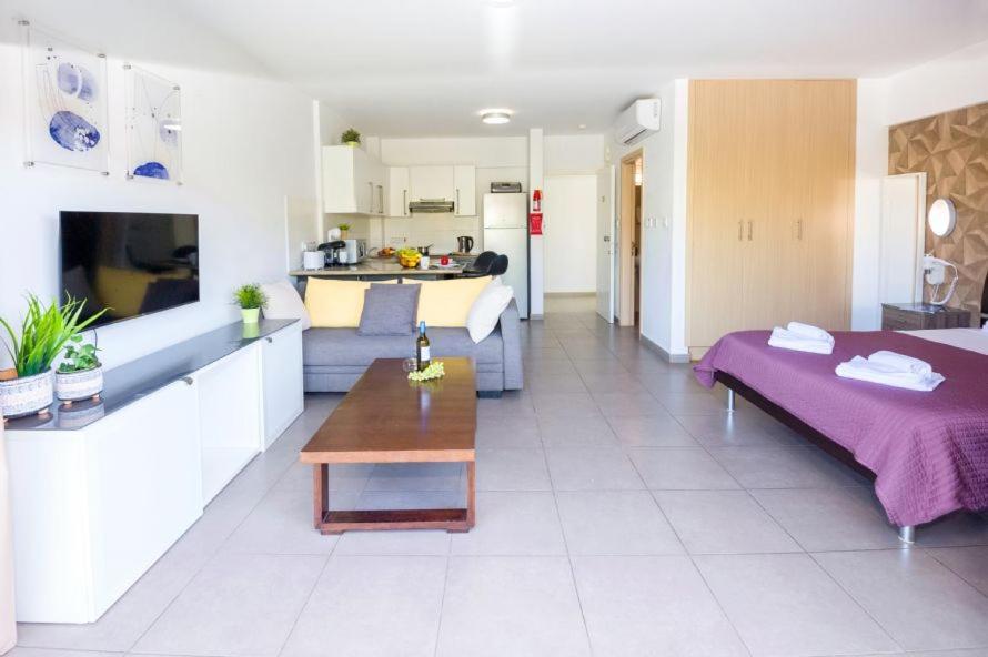 Lucile - Coralli Beachfront Apartment Paralimni Bagian luar foto