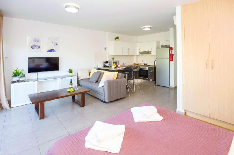 Lucile - Coralli Beachfront Apartment Paralimni Bagian luar foto