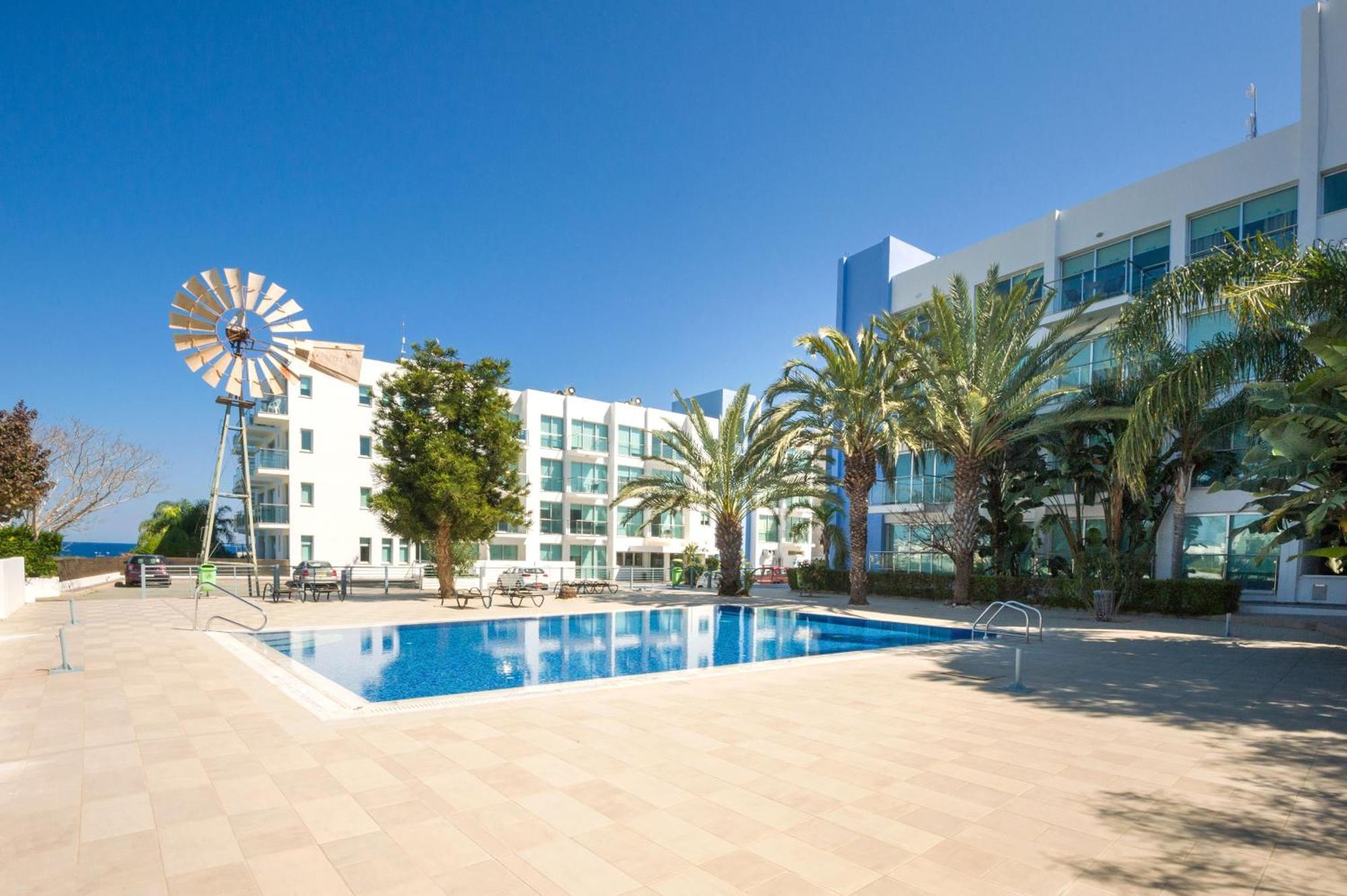 Lucile - Coralli Beachfront Apartment Paralimni Bagian luar foto