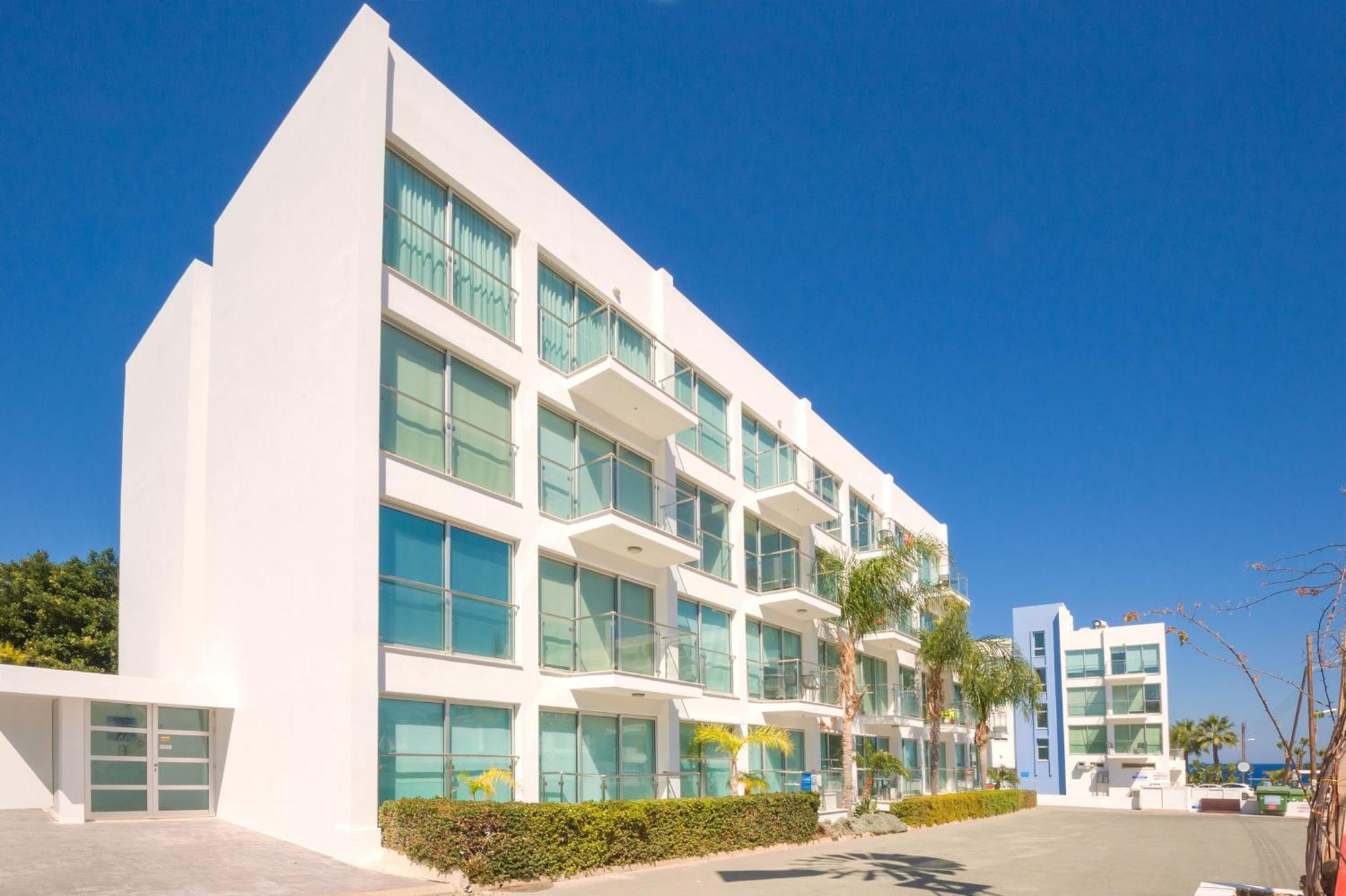Lucile - Coralli Beachfront Apartment Paralimni Bagian luar foto