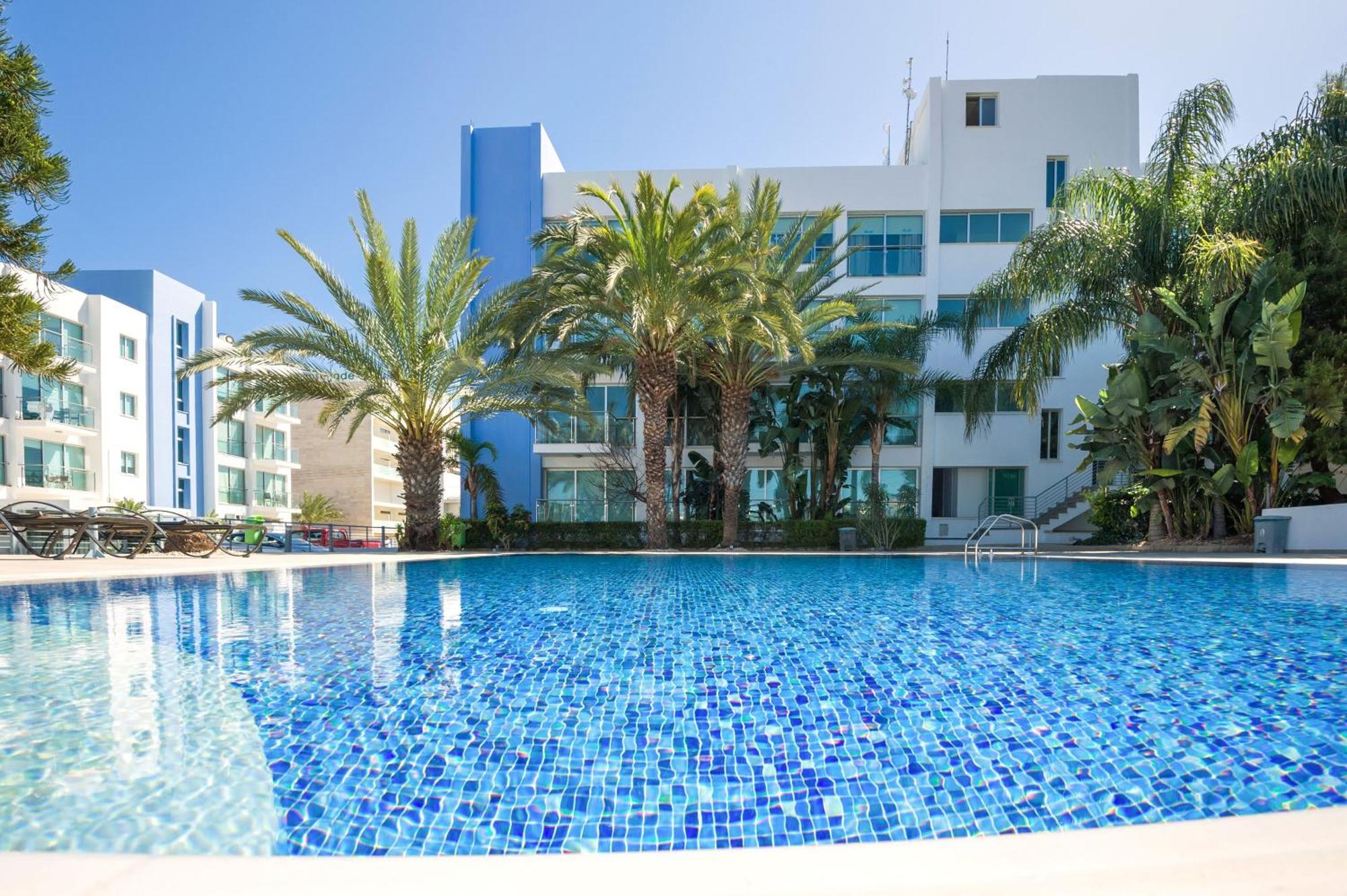 Lucile - Coralli Beachfront Apartment Paralimni Bagian luar foto