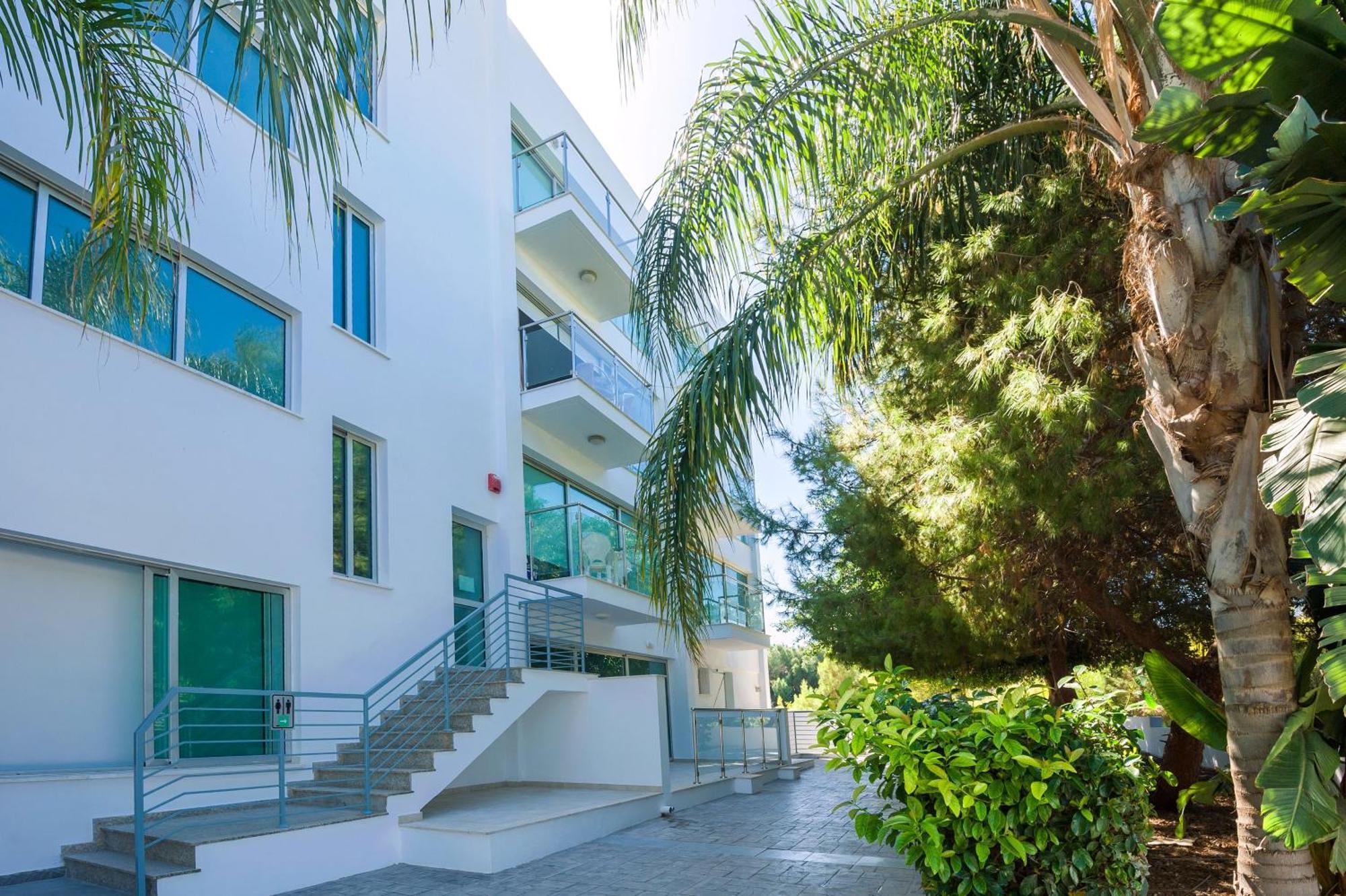 Lucile - Coralli Beachfront Apartment Paralimni Bagian luar foto