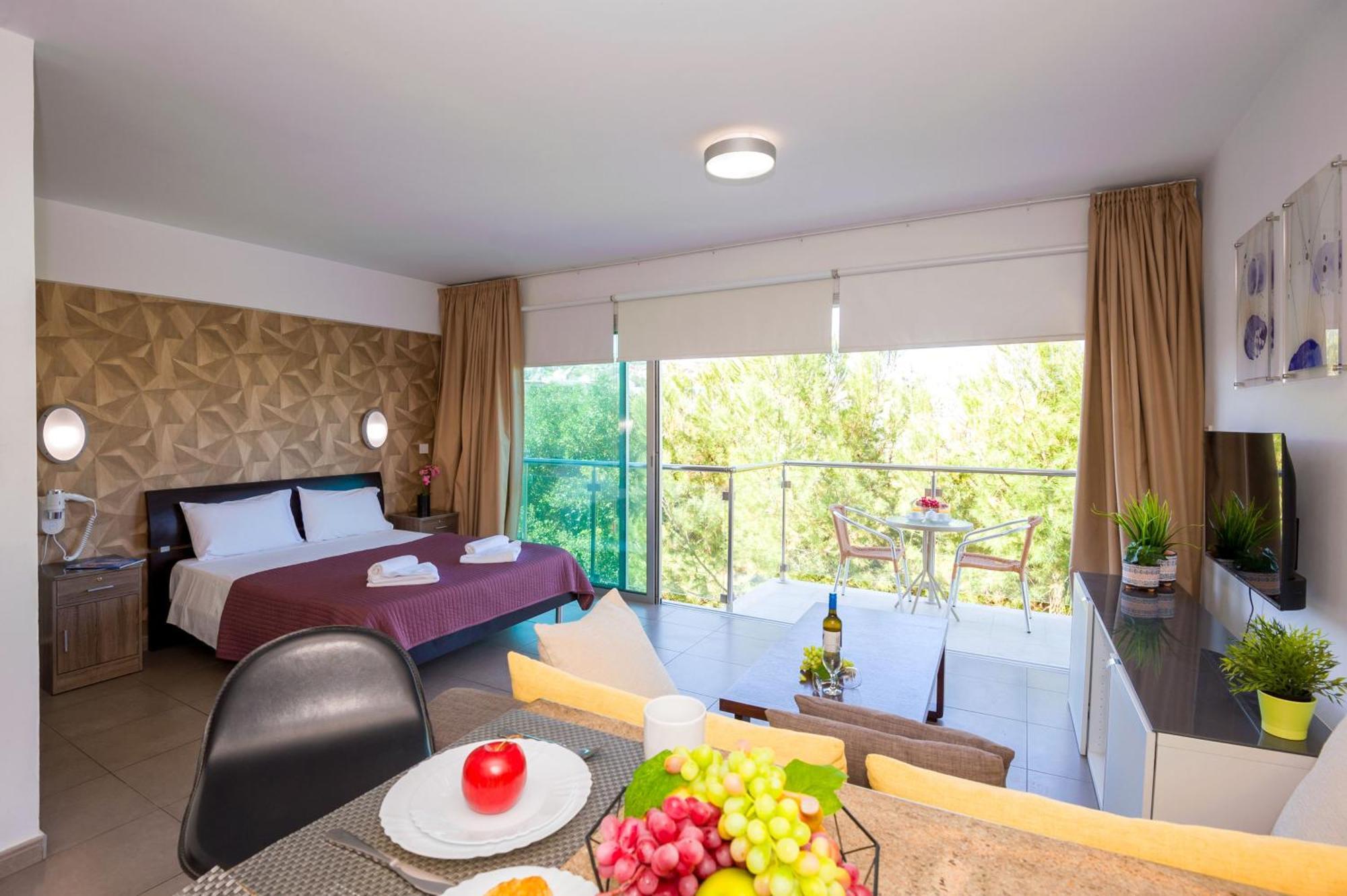 Lucile - Coralli Beachfront Apartment Paralimni Bagian luar foto