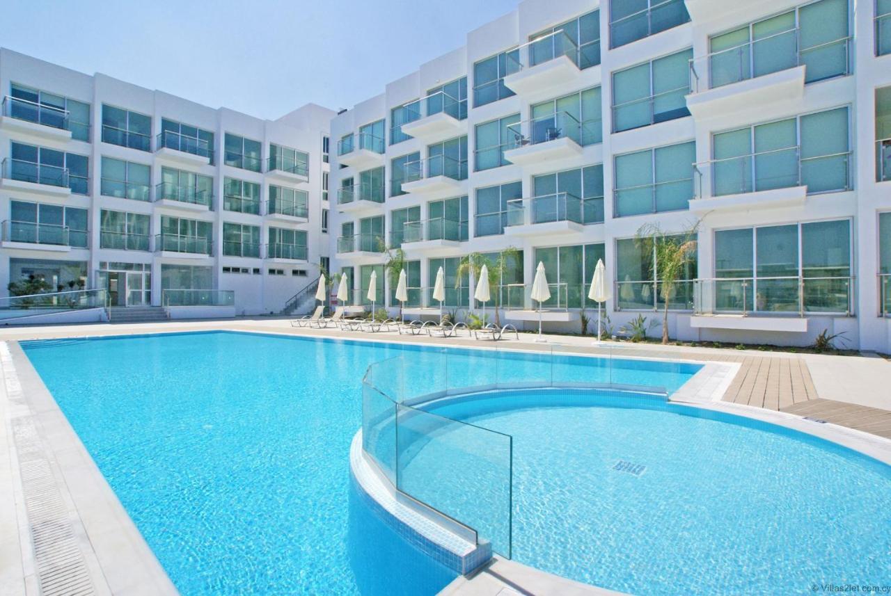 Lucile - Coralli Beachfront Apartment Paralimni Bagian luar foto